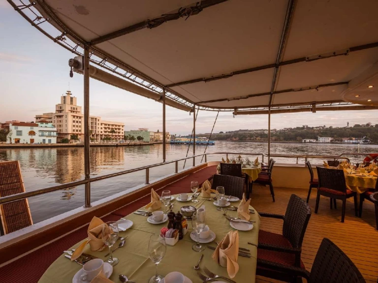 Luxury Yacht to hire Papeete at the best price