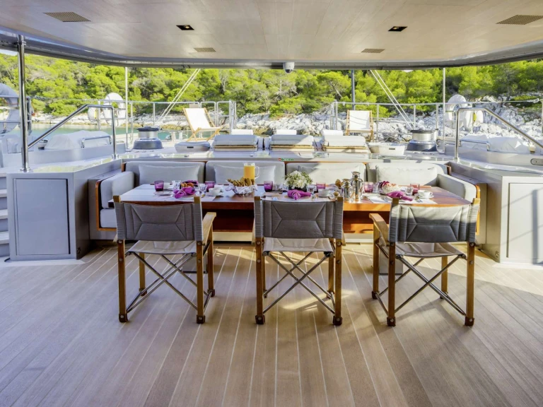 Hire Luxury Yacht Perini Navi with a boat licence