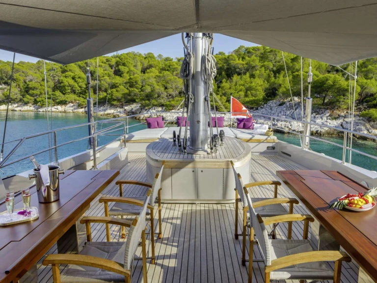 Luxury Yacht to hire Athens at the best price