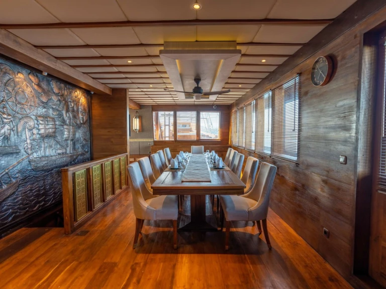 Hire Luxury Yacht  with a boat licence