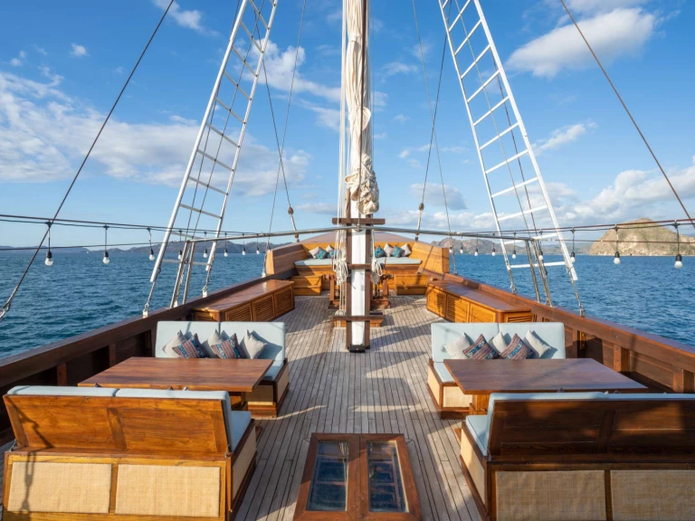Luxury Yacht to hire Labuan Bajo at the best price