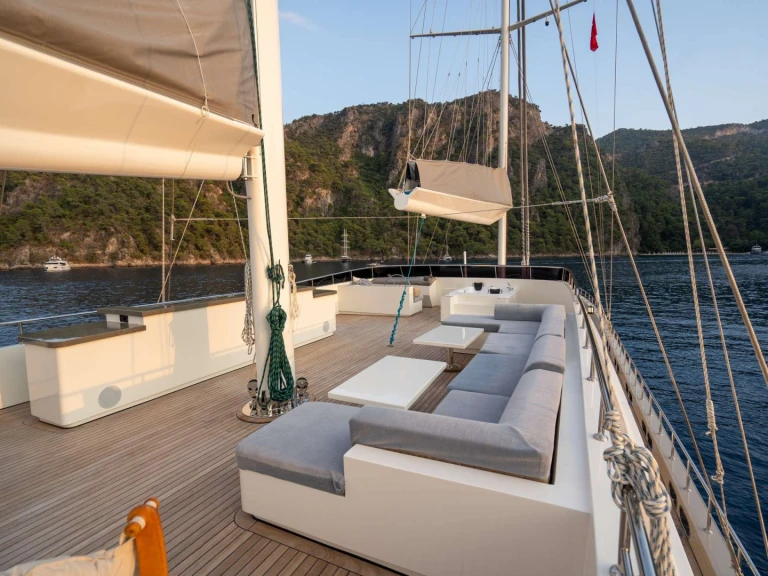 Hire Luxury Yacht Custom with a boat licence