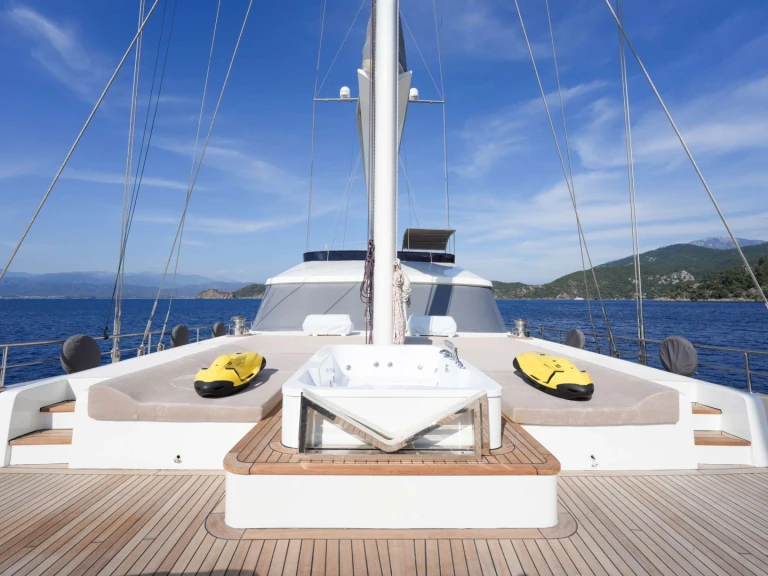 Hire Luxury Yacht Custom with a boat licence