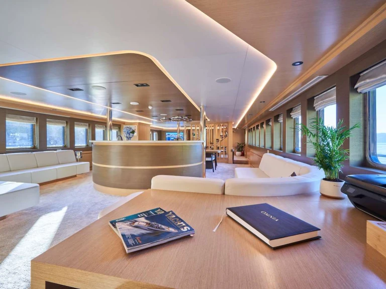 Hire Luxury Yacht Brodosplit with a boat licence