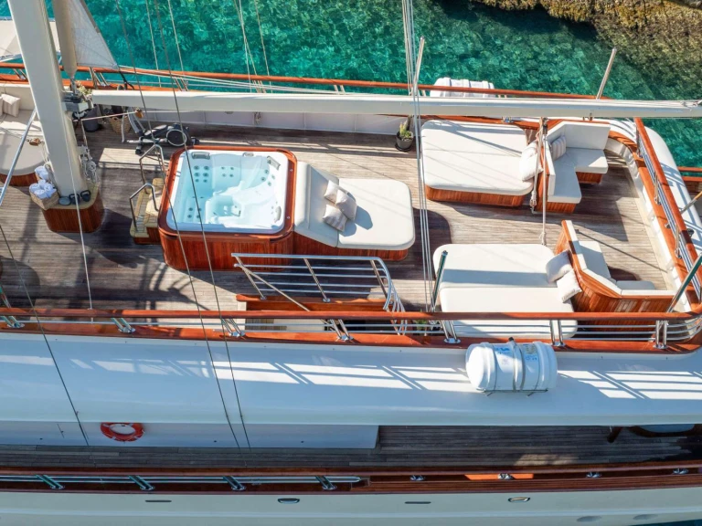 Hire Luxury Yacht Custom with a boat licence