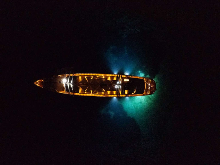 Hire Luxury Yacht Custom with a boat licence