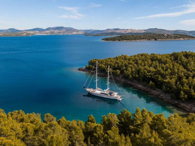 Hire Luxury Yacht Custom with a boat licence