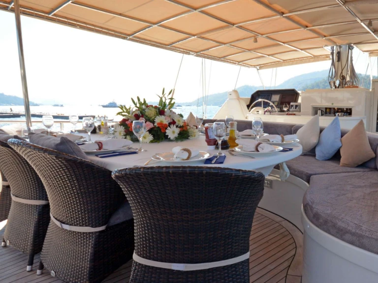 Hire Luxury Yacht Custom with a boat licence