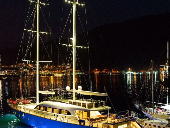 Hire Luxury Yacht Custom with a boat licence