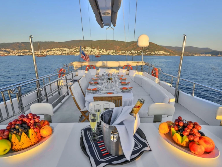 Hire Luxury Yacht Custom with a boat licence