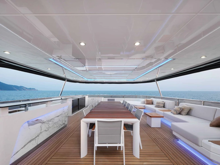 Hire Luxury Yacht  with a boat licence