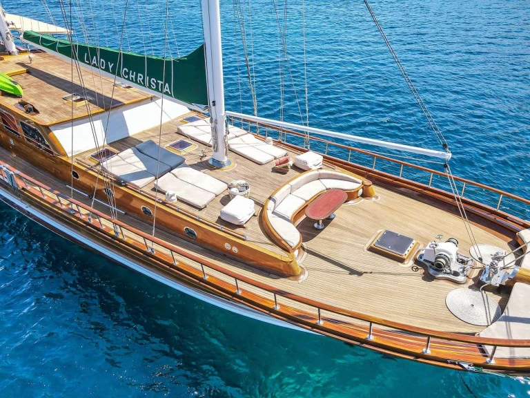 Hire Luxury Yacht Custom with a boat licence
