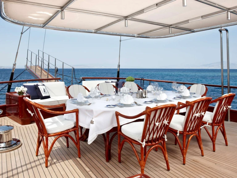 Luxury Yacht hire in Greece - Custom Slow Live