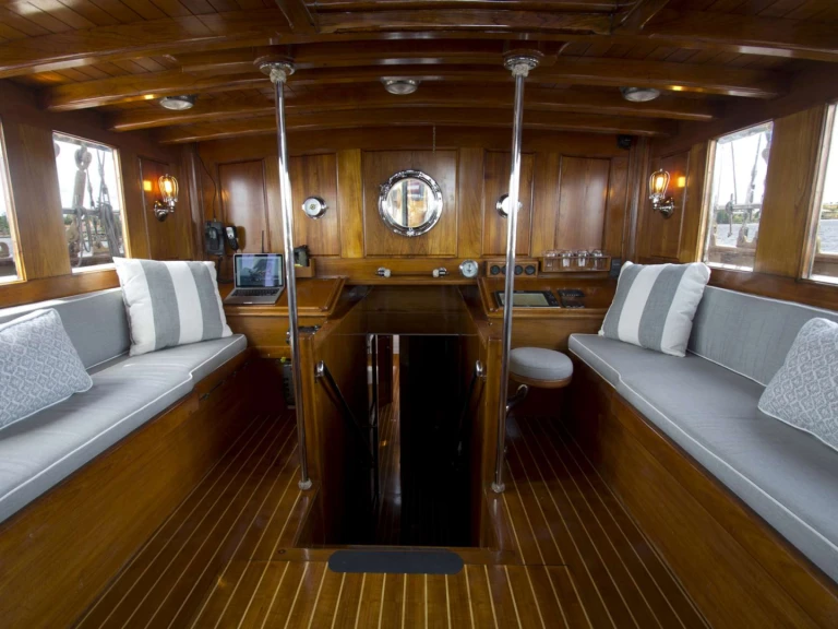 Luxury Yacht to hire Newport at the best price