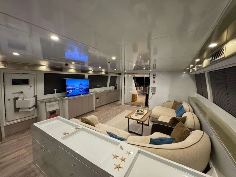 Hire Luxury Yacht Custom with a boat licence