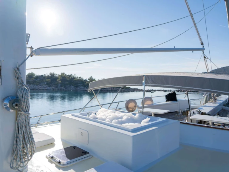 Hire Luxury Yacht Custom with a boat licence