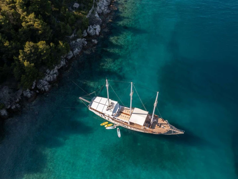 Hire Luxury Yacht Custom with a boat licence