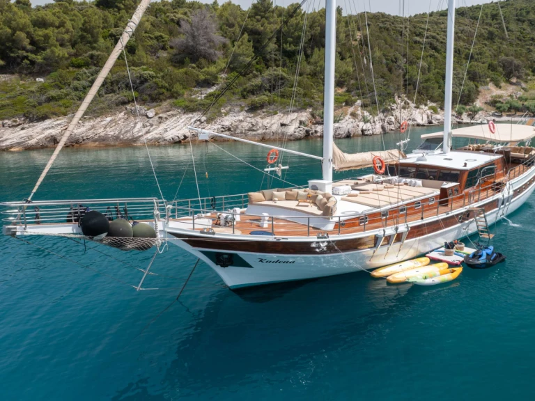 Hire Luxury Yacht Custom with a boat licence