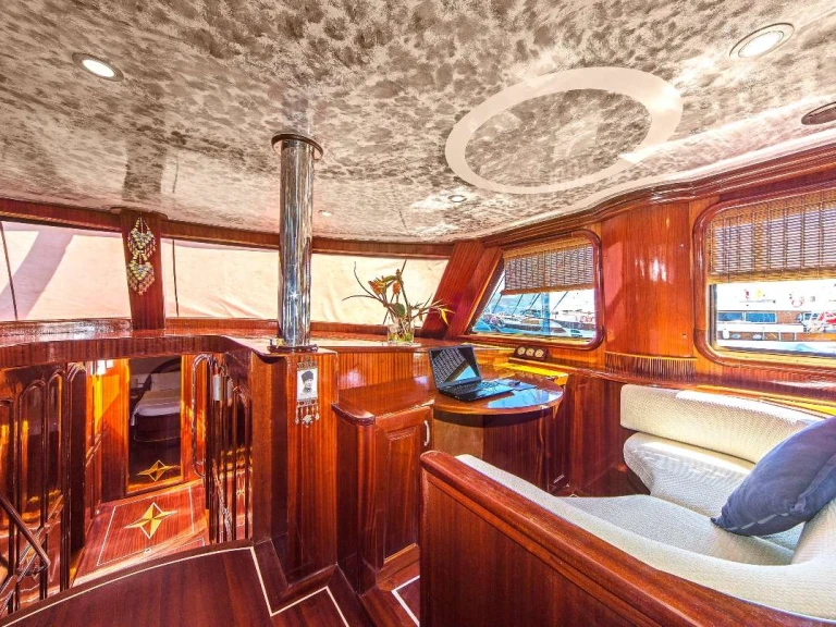 Hire Luxury Yacht Custom with a boat licence
