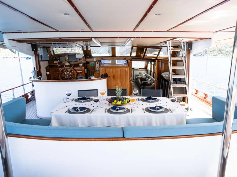 Hire Luxury Yacht Custom with a boat licence