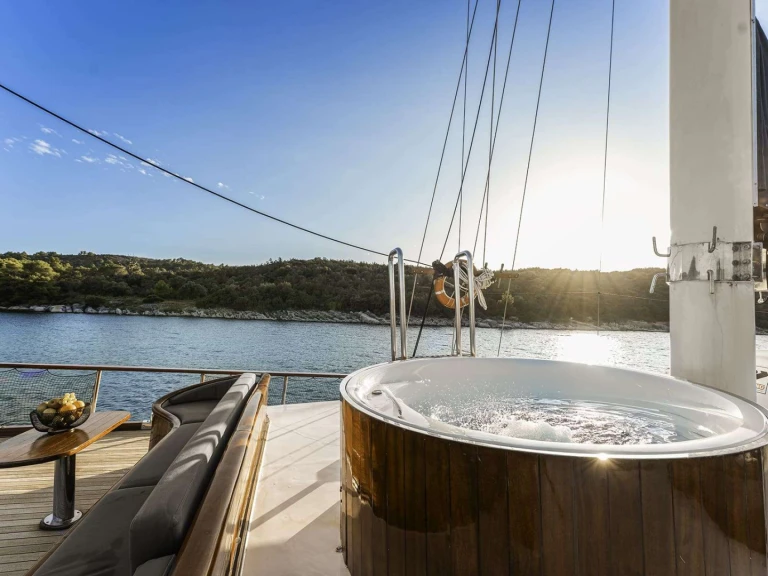 Luxury Yacht hire in Croatia - Custom Croatia