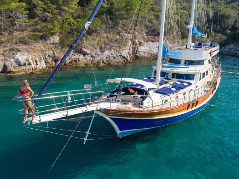 Hire Luxury Yacht Custom with a boat licence