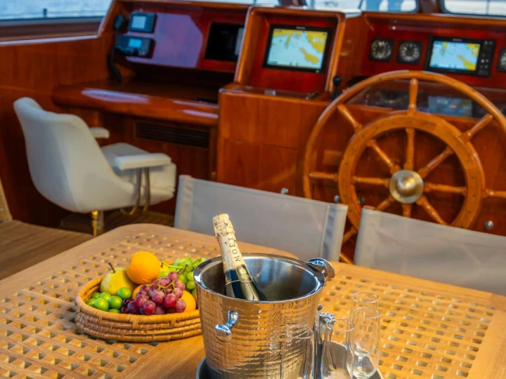Hire Luxury Yacht Jongert with a boat licence
