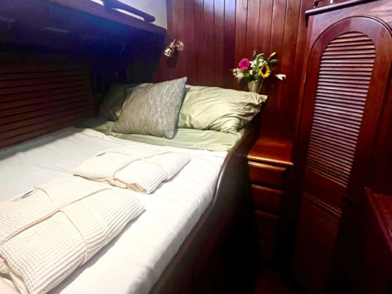 Yacht hire Newport cheap TREE OF LIFE