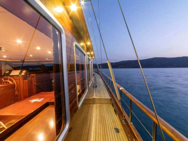 Hire Luxury Yacht Custom with a boat licence