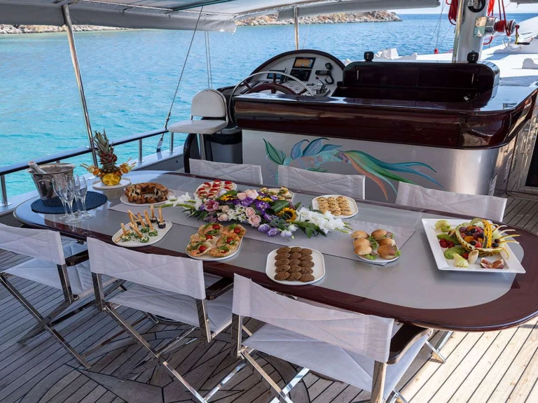 Hire Luxury Yacht Custom with a boat licence