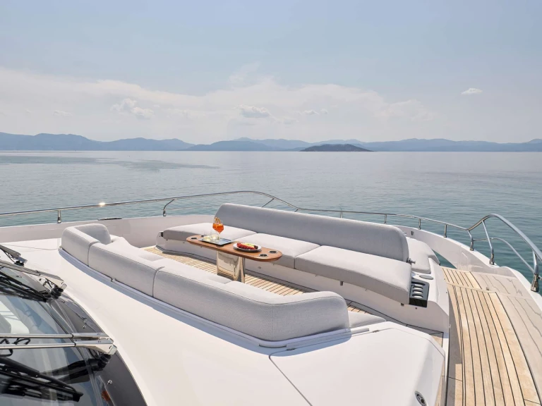 Hire Luxury Yacht Azimut with a boat licence
