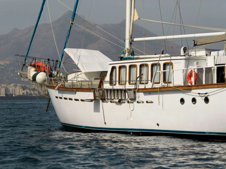 Luxury Yacht to hire Capo d'Orlando at the best price
