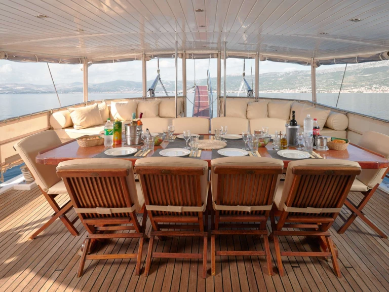 Hire Luxury Yacht Custom with a boat licence
