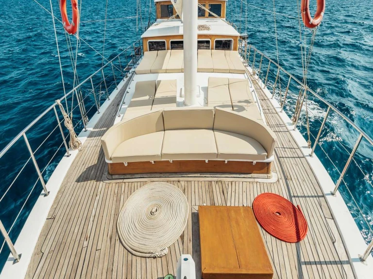 Luxury Yacht to hire Kaštel Gomilica at the best price