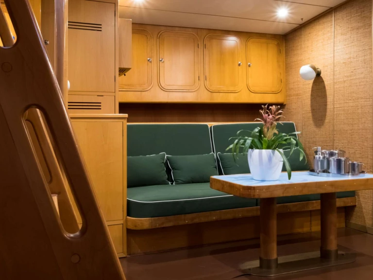 Hire Luxury Yacht  with a boat licence