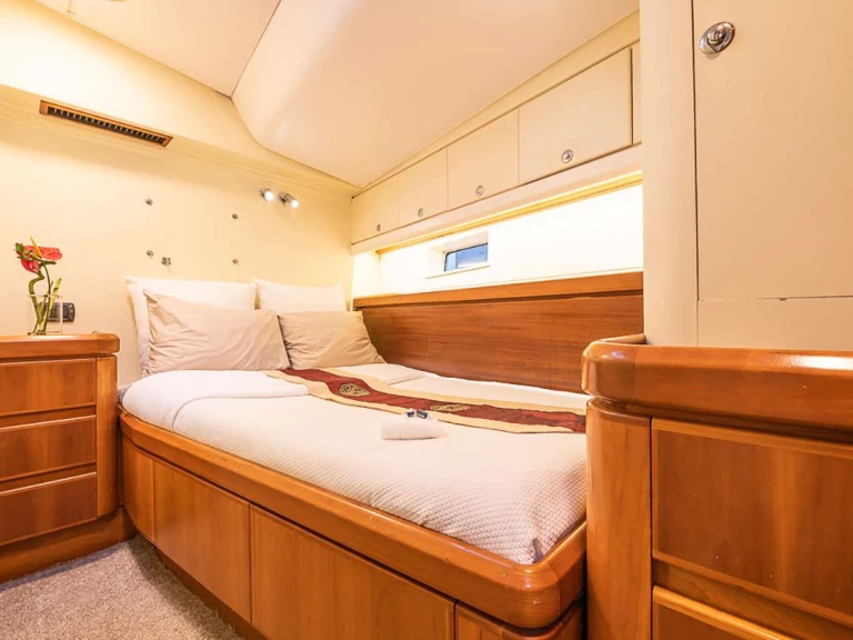 Hire a Pendennis OCEAN PHOENIX Panama City