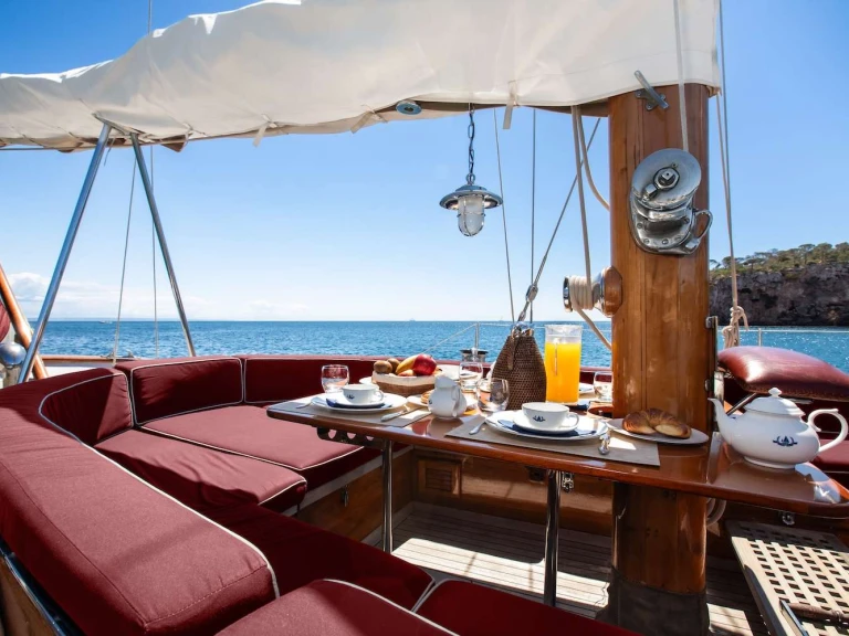 Luxury Yacht to hire French Riviera at the best price