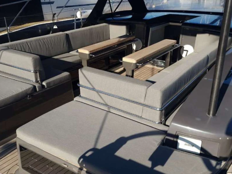 Luxury Yacht hire in Naples - Custom YKNOT