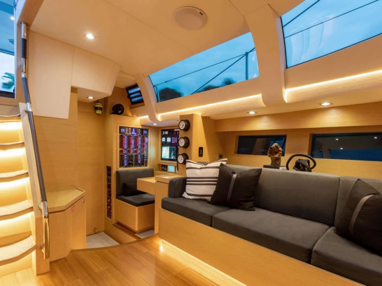 Luxury Yacht hire in New England - Hylas Vanishing Point
