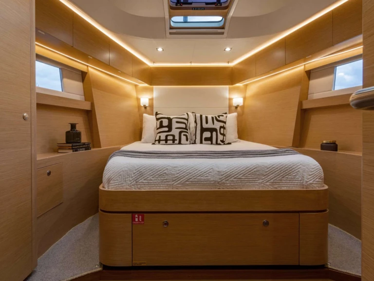 Hire Luxury Yacht with or without skipper Hylas New England