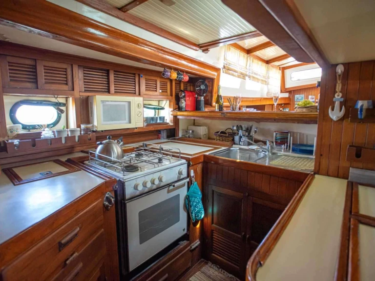 Hire Luxury Yacht Ta Chiao with a boat licence