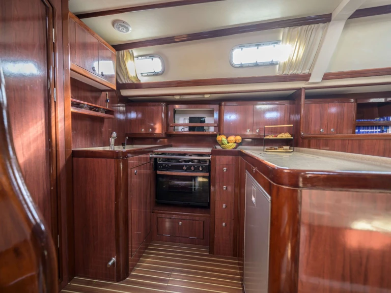Charter a Ocean Yachts MYTHOS in Athens on Samboat