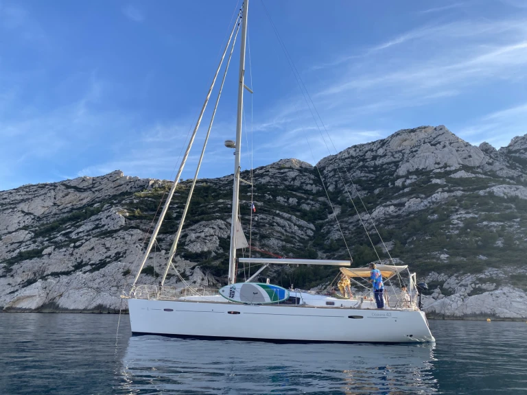 Charter a Bénéteau Oceanis 43 in Saint-Mandrier-sur-Mer on Samboat