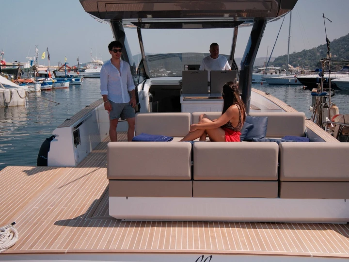 Hire Luxury Yacht Fiart with a boat licence