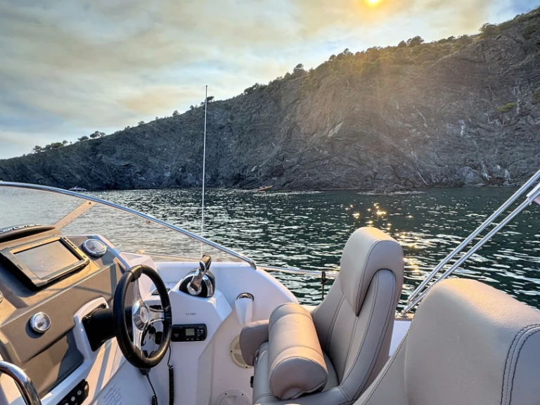 Charter a Jeanneau Cap Camarat 8.5 WA in Cerbère on Samboat