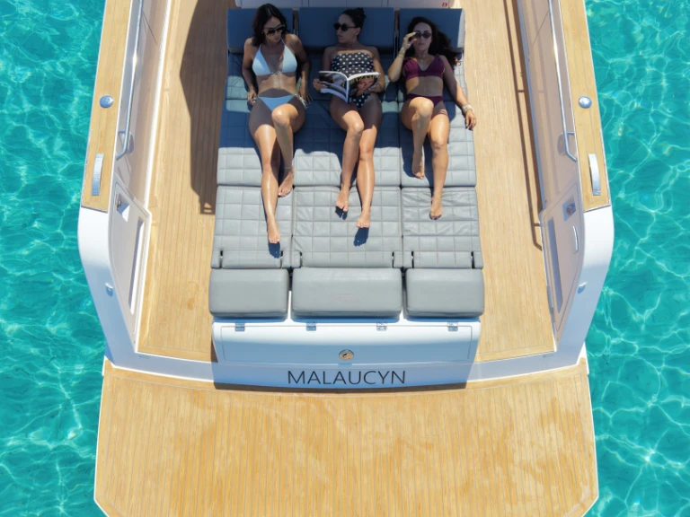 Hire Motorboat Pardo Yachts with a boat licence