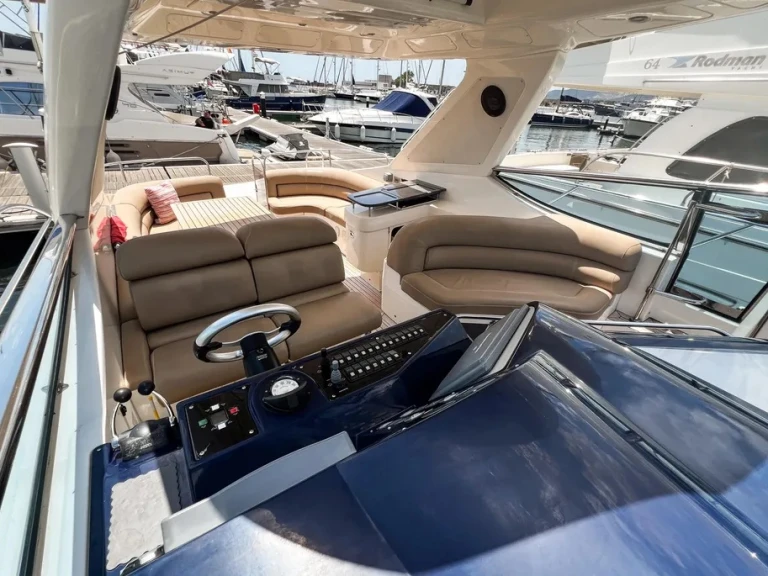 Hire Motorboat Sealine with a boat licence