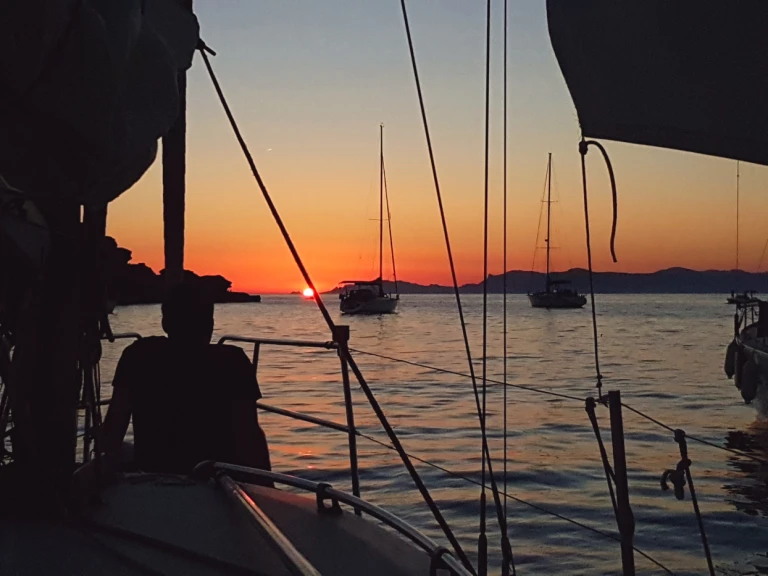 Sailboat to hire Sanary-sur-Mer at the best price