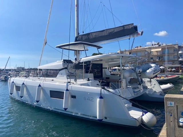 Yacht hire Le Marin cheap Lagoon 42