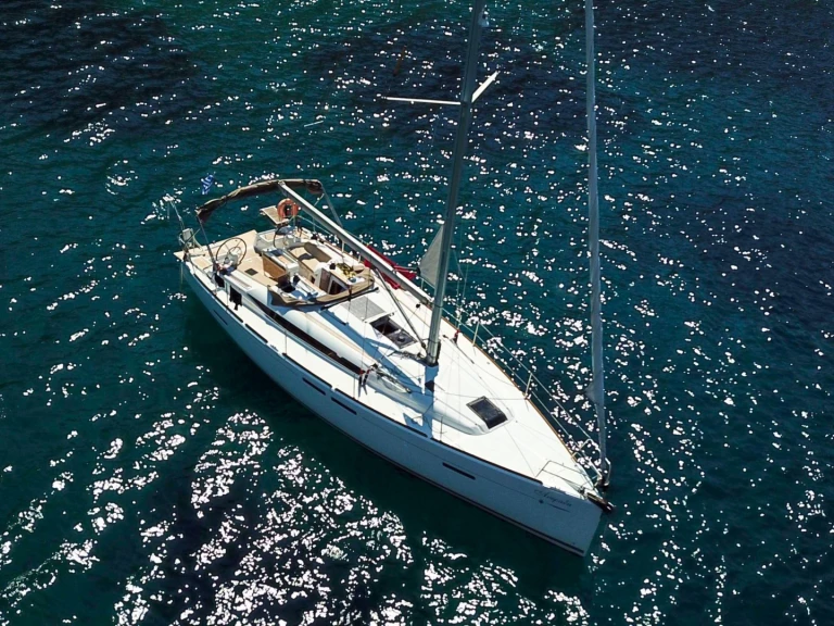 Hire Sailboat Jeanneau with a boat licence